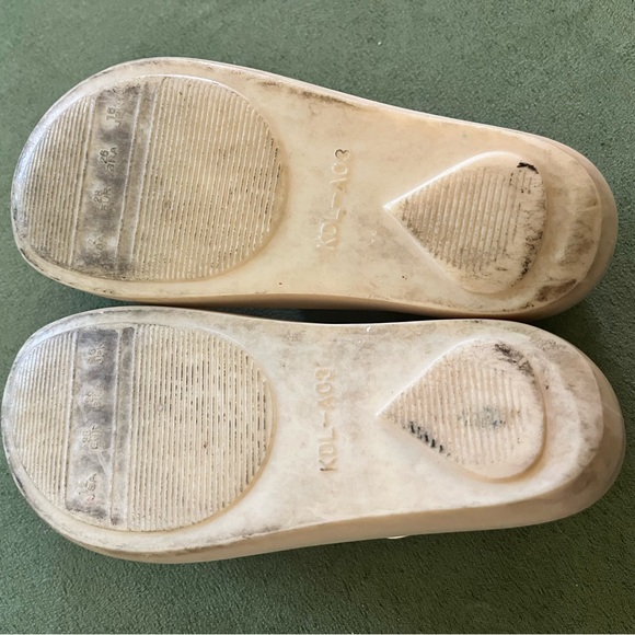 Girls Mini Mini brand tan flats with black bows - Picture 9 of 9